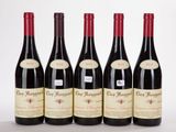 six bouteilles de vin rouge sont alignées