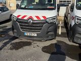 deux camionnettes garées l'une à côté de l'autre dans un parking