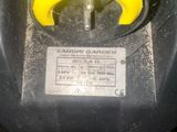 une photo d'un objet jaune et noir posé sur une surface noire