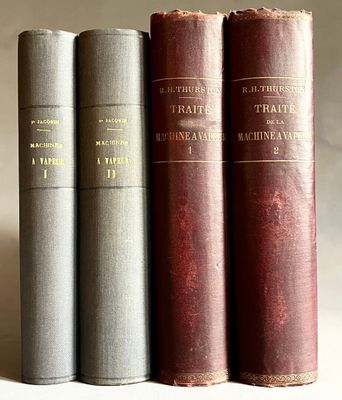 trois vieux livres sont alignés sur une table