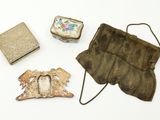 un sac, un sac à main et d'autres objets posés sur une table