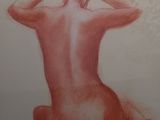 tableau représentant une femme nue assise par terre, les mains sur la tête