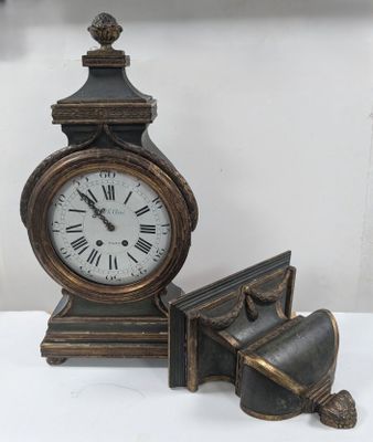 une horloge posée sur une table à côté d'un livre