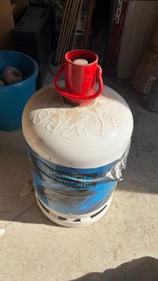 un gobelet rouge posé sur une bouteille d'eau