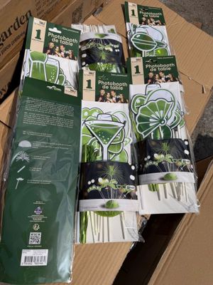 de nombreux sacs de matériel de jardinage posés sur un carton