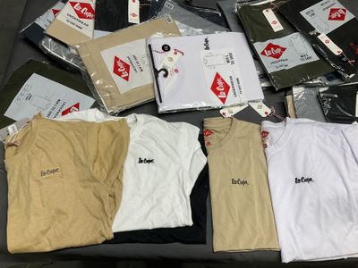 un tas de vêtements posés sur une table