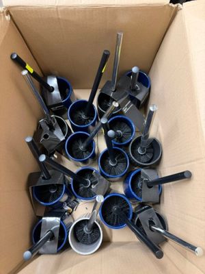 une boîte remplie d'outils posés sur le sol