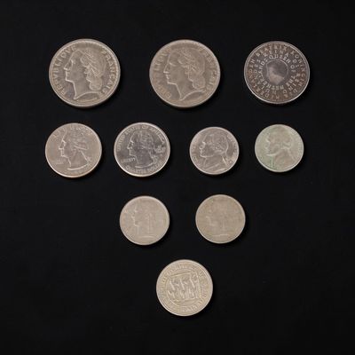 Lot de 10 pièces en métal blanc dont : -Deux pièces de 5 fra…