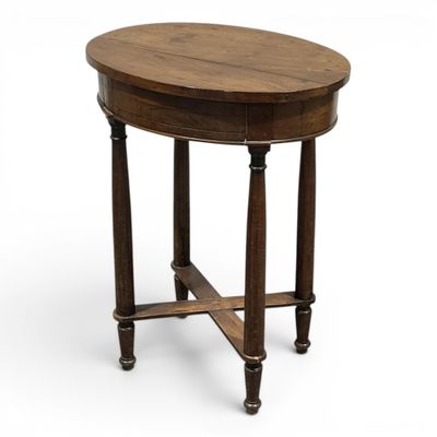 une table ronde avec un plateau et des pieds en bois