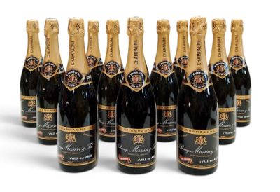 six bouteilles de champagne sont alignées sur une surface blanche