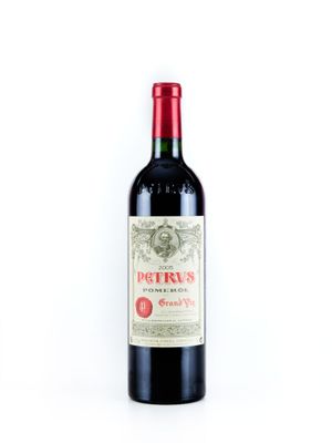 une bouteille de vin rouge posée sur une table blanche