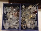 deux bacs remplis de bouteilles en plastique vides posés par terre