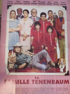 L'affiche du film, à l'occasion de sa sortie, montre un groupe de personnes et un chien