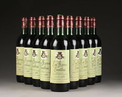 six bouteilles de vin sont alignées sur une table