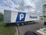 un camion semi-remorque garé dans un parking