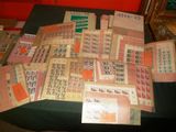 beaucoup de vieux timbres chinois posés sur une table