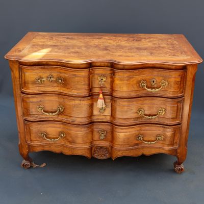 une commode ancienne en bois avec des poignées en laiton