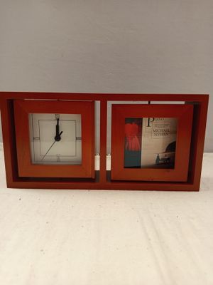 deux cadres en bois contenant chacun une horloge, posés sur un lit