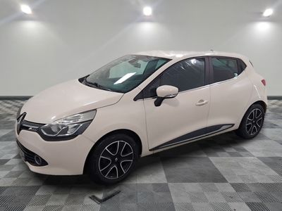 la voiture blanche est garée sur un sol en damier dans le garage