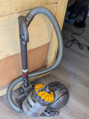 un aspirateur posé sur le sol à côté d'un mur