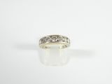 gros plan d'une bague en diamant sur une surface blanche