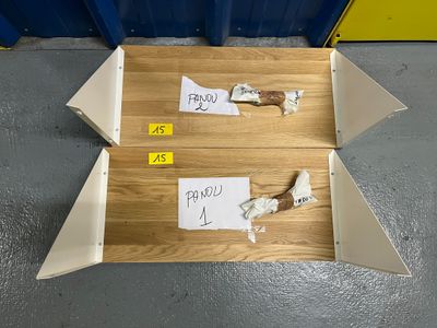 *REF. 15 Paire d'étagères murales en métal laqué blanc et bo…