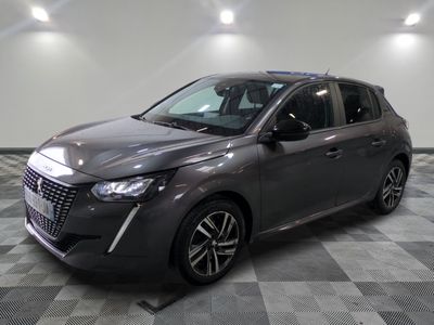la voiture grise est garée sur un sol en damier dans le garage