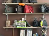 de nombreux sacs sur les étagères de la pièce