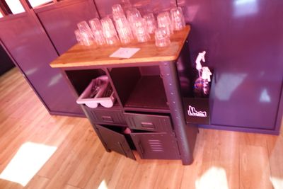 une petite table sur laquelle se trouvent plusieurs verres vides