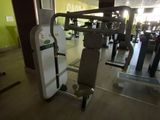 une salle de sport avec des machines et d'autres équipements