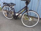un vélo garé près d'un mur bleu