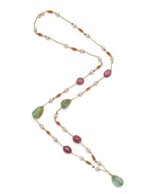 gros plan d'un collier sur fond blanc