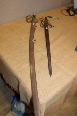 deux paires de ciseaux posées sur une table, à côté d'un ordinateur portable