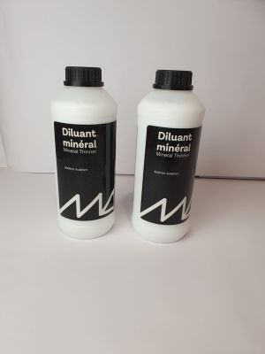 deux bouteilles d'eau minérale Dilliannt posées sur une surface blanche