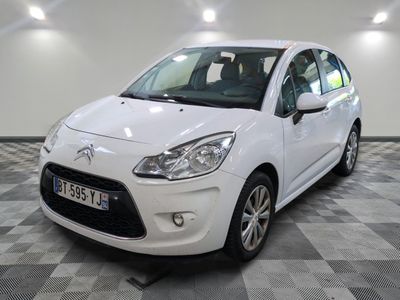 la photo d'une petite voiture blanche garée dans un garage