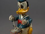 figurine mickey mouse tenant un tambour avec un noeud rouge