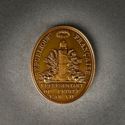 une pièce d'or sur laquelle est représentée une statue