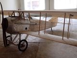 un petit avion posé au milieu d'une pièce