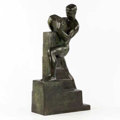 une image représentant une statue en bronze d'un homme tenant un livre