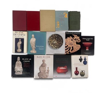 un grand nombre de livres posés sur une table