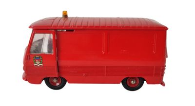 un camion rouge garé sur une surface blanche