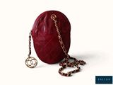 Sac rond Chanel en cuir matelassé rouge avec une bandoulière en chaîne dorée