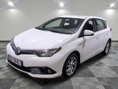 la voiture blanche est garée sur le sol à carreaux d'une pièce