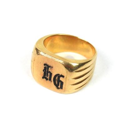 une image représentant une bague en or sur laquelle figurent les lettres « d h »