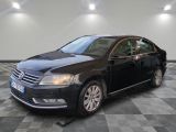 La Volkswagen Passat est garée dans une grande pièce au sol carrelé en damier.