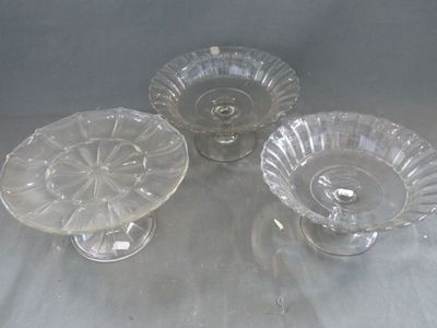 trois plats en verre transparent posés les uns à côté des autres sur une table