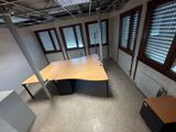 un bureau dans un local vide aux fenêtres ouvertes