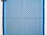 un foulard carré bleu et blanc avec un motif