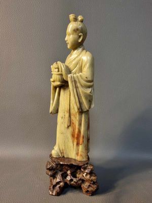 CHINE. Sculpture en pierre dure représentant une Guanyin au …