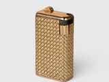 un gros plan d'un briquet posé sur une surface blanche, avec un fond blanc